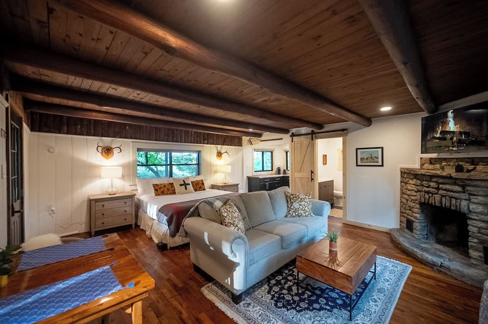 The Woodsman Lodge interior in Eureka Springs, AR — gallery photo 2
