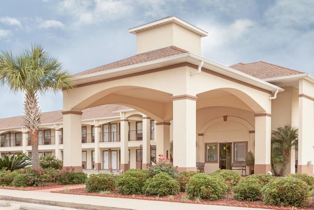 Howard Johnson by Wyndham Lafayette featured exterior or lobby in Lafayette, LA — similar hotel