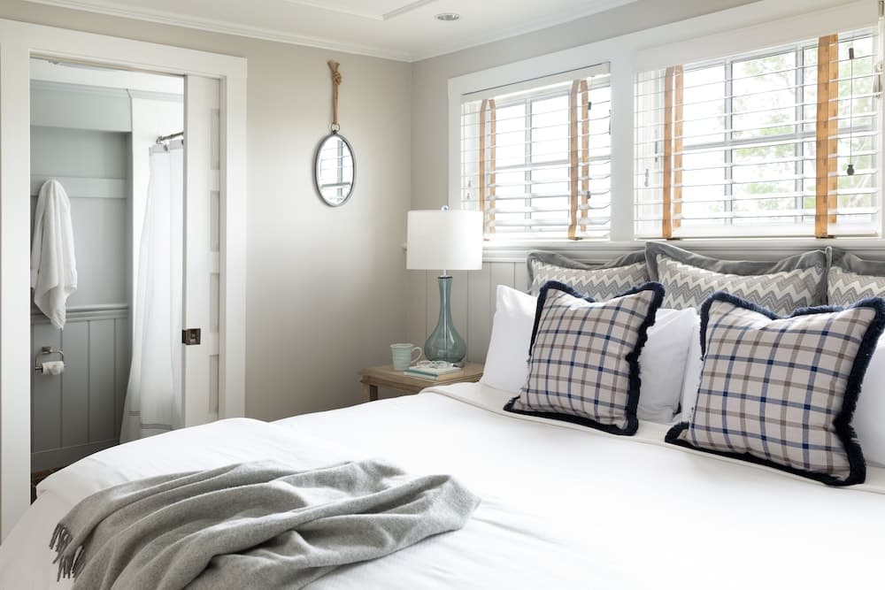 Vineyard Square Hotel & Suites property views in Edgartown — gallery photo 3