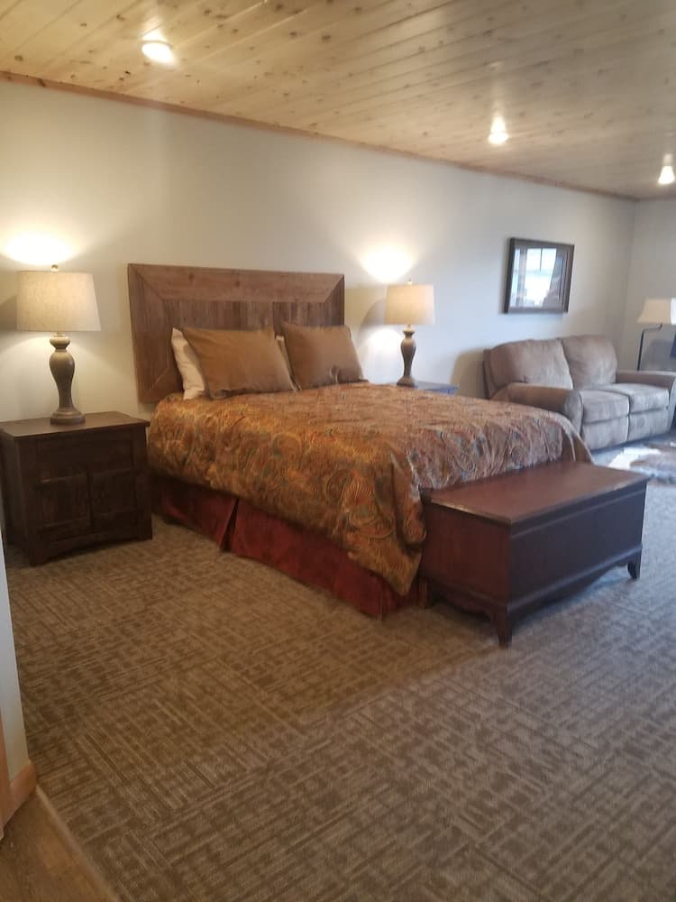 406 Lodge property views in Gardiner, MT — gallery photo 3