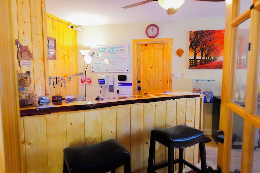Sleepy Hollow Cabins and Hotel interior in Crestline, CA — gallery photo 2