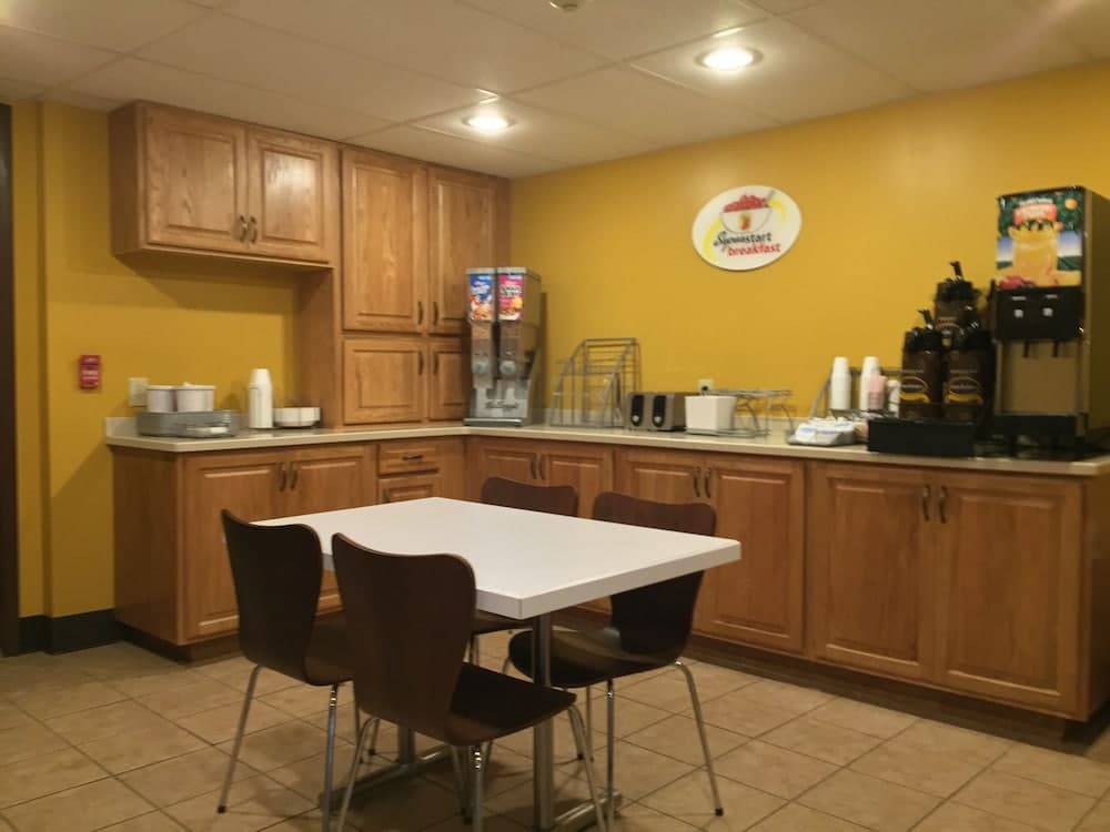 Super 8 by Wyndham Kenmore/Buffalo/Niagara Falls Area interior in Buffalo, NY — gallery photo 2