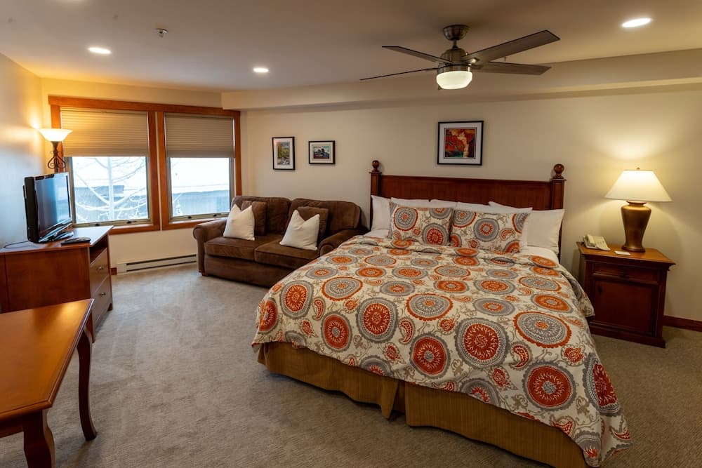 1307b - King Standard Eagle Springs West Hotel Room featured exterior or lobby in Solitude — similar hotel