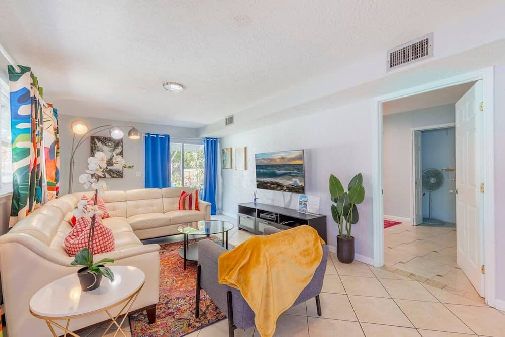 Tropical Paradise interior in Largo, FL — gallery photo 2
