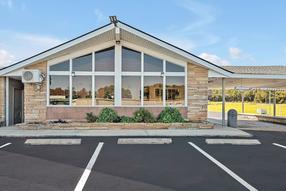Travelers Inn featured exterior or lobby in Four Oaks, NC — similar hotel