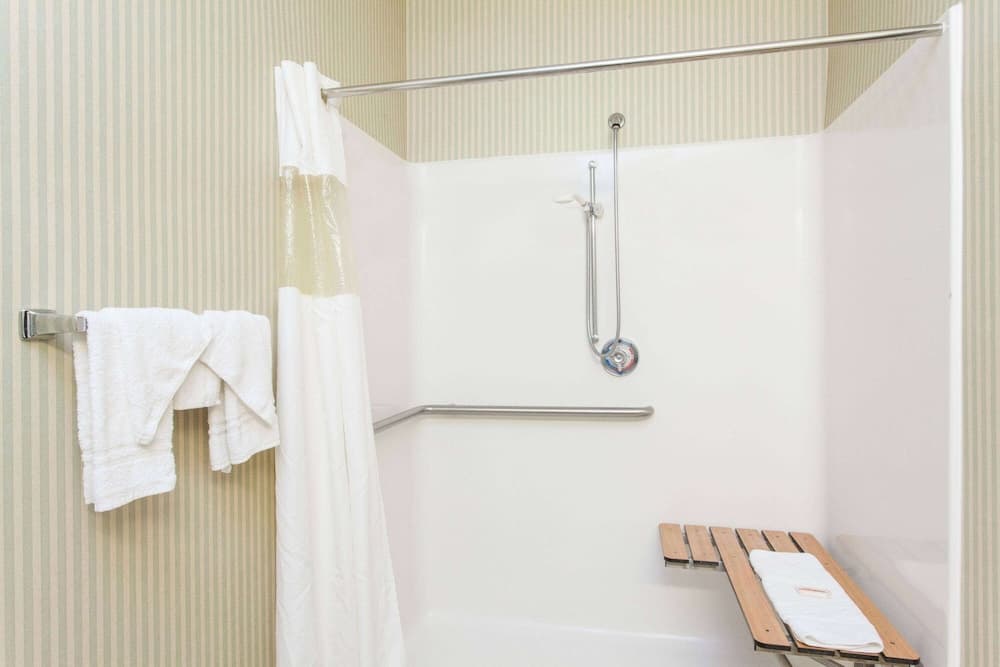 Days Inn & Suites by Wyndham Seaford gallery photo in Seaford, DE — image 8