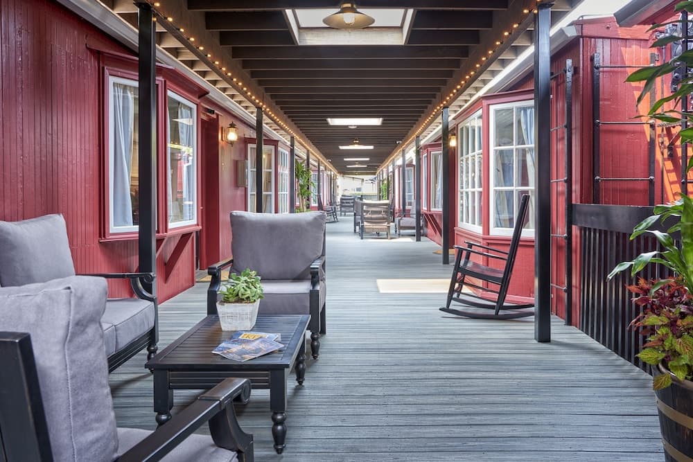 Napa Valley Railway Inn interior in Yountville, CA — gallery photo 2