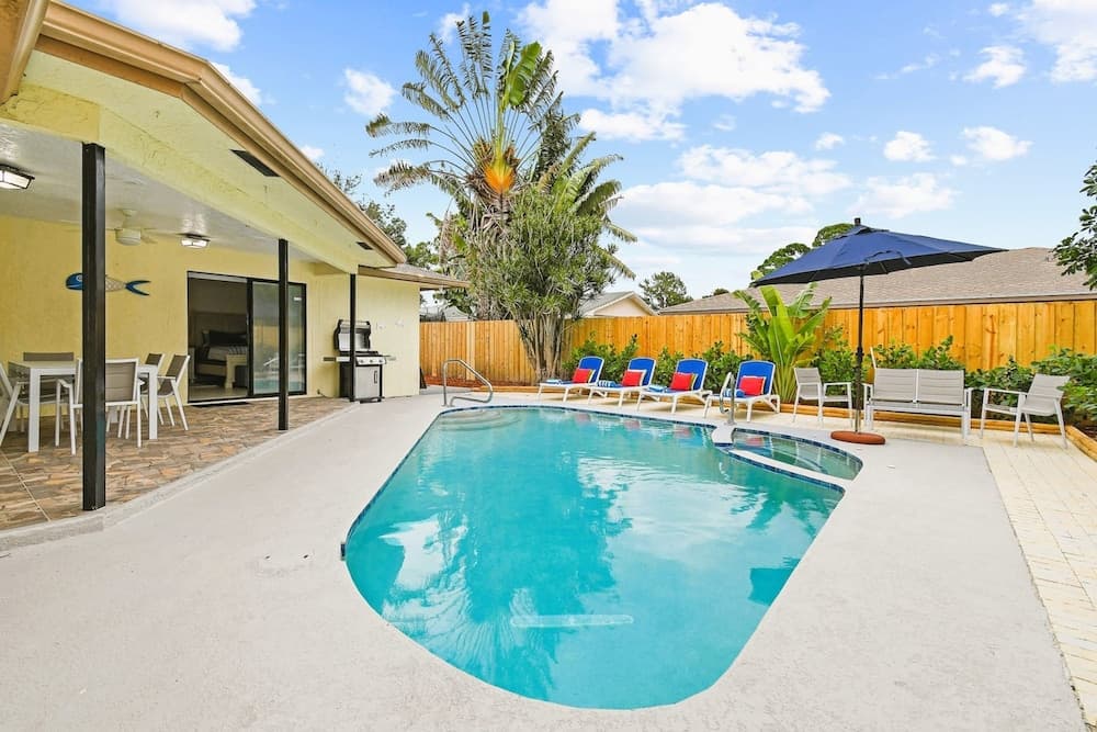 Luxury Sleeps 12 Kings Pool 2 Hot Tubs interior in Palm Beach Gardens, FL — gallery photo 2