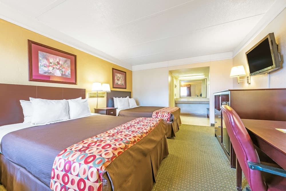 Days Inn by Wyndham Gainesville interior in Gainesville, TX — gallery photo 2