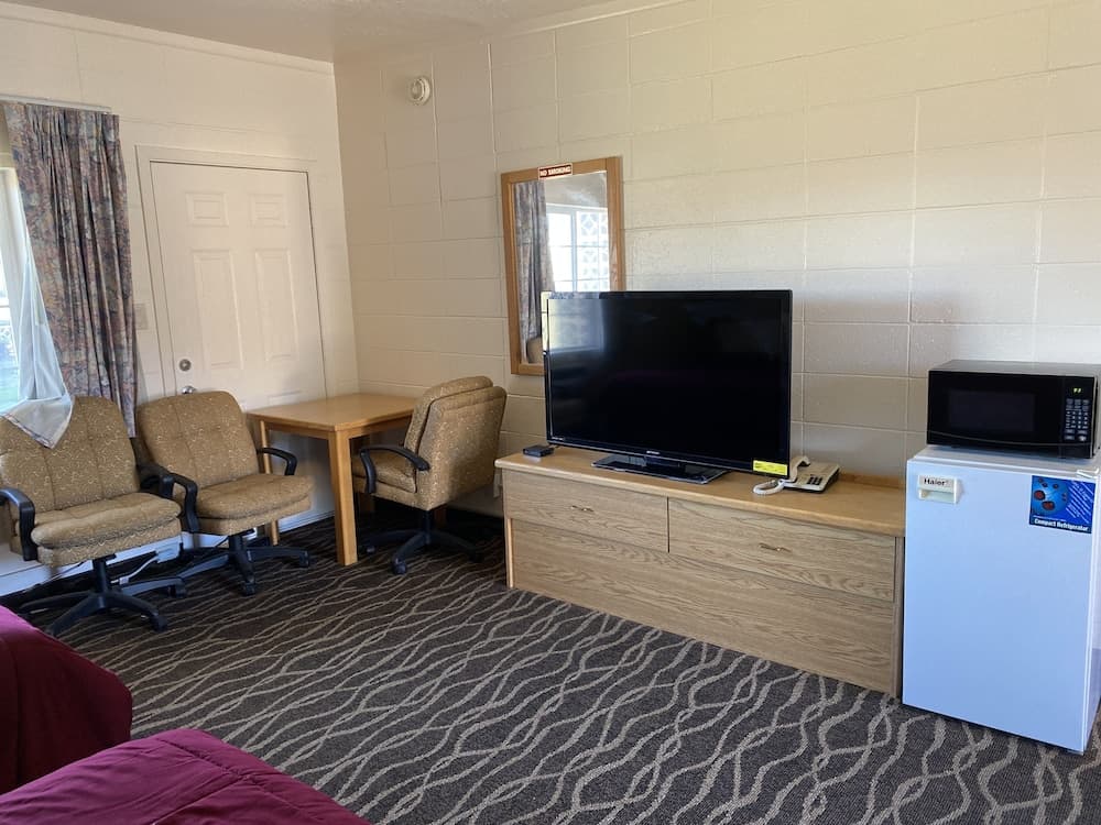 Budget Inn Motel interior in Woodburn, OR — gallery photo 2