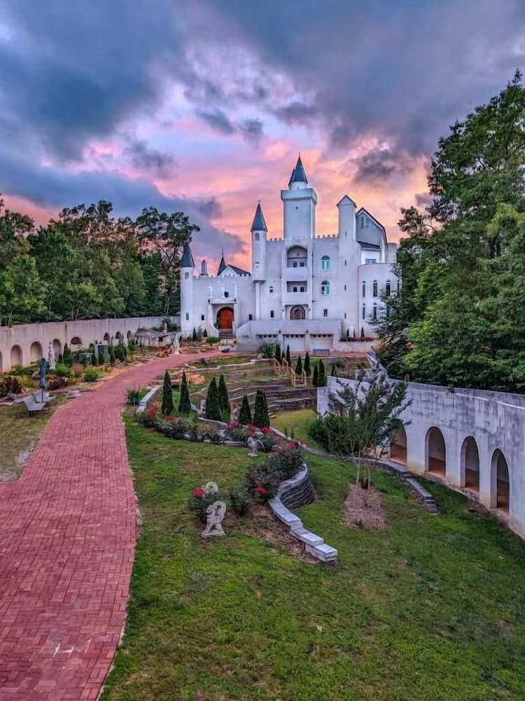 Uhuburg Castle interior in Helen, GA — gallery photo 2