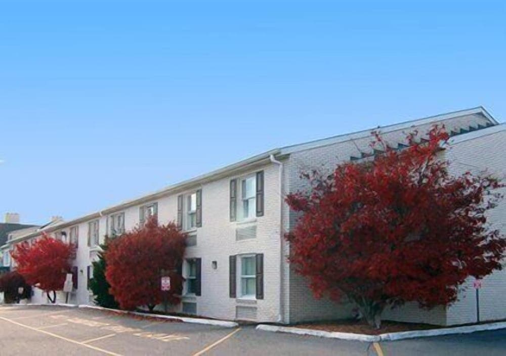 Econo Lodge Reading Airport gallery photo in Reading, PA — image 37
