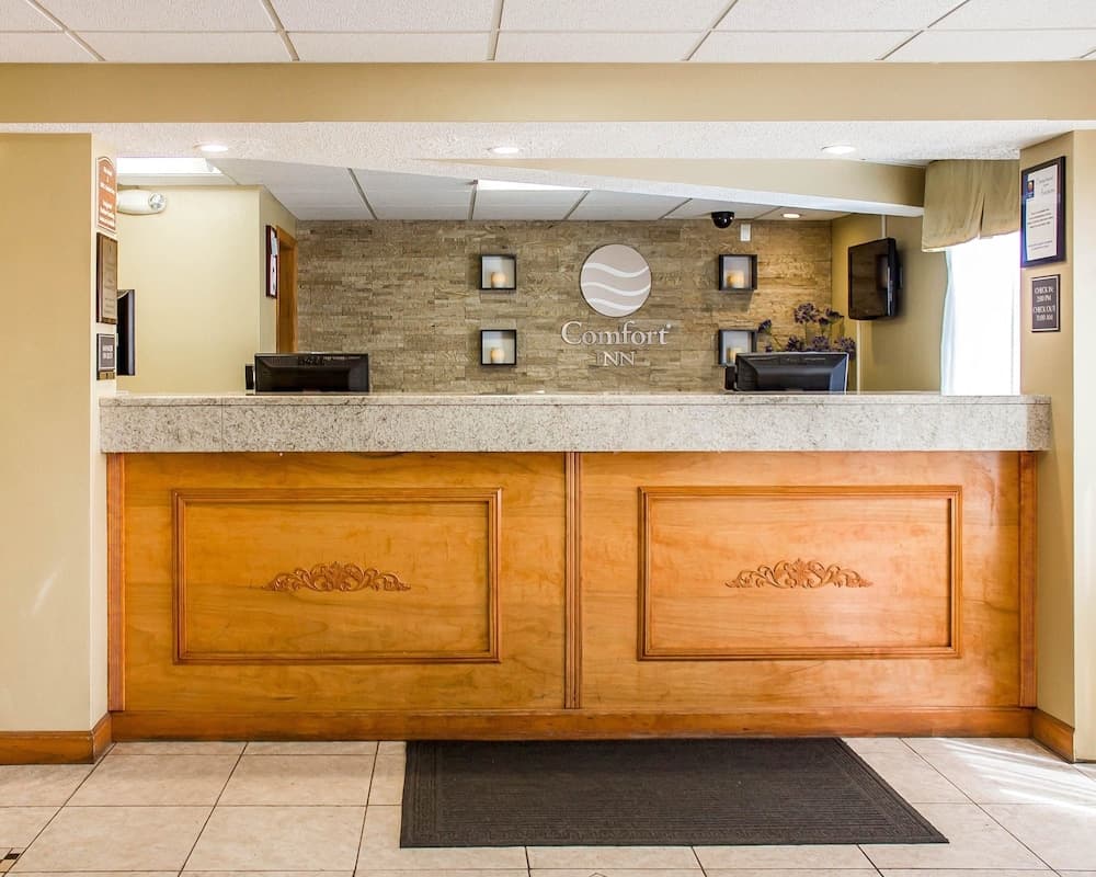 Comfort Inn Wethersfield - Hartford interior in Wethersfield — gallery photo 2