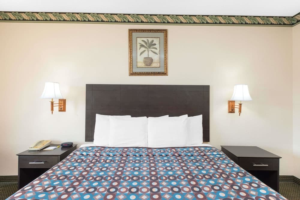 Days Inn by Wyndham Sullivan property views in Sullivan, IN — gallery photo 3