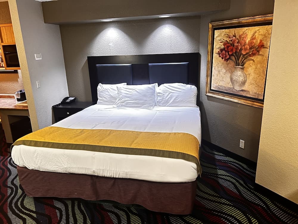 Apple Tree Inn and Suites interior in Independence, KS — gallery photo 2