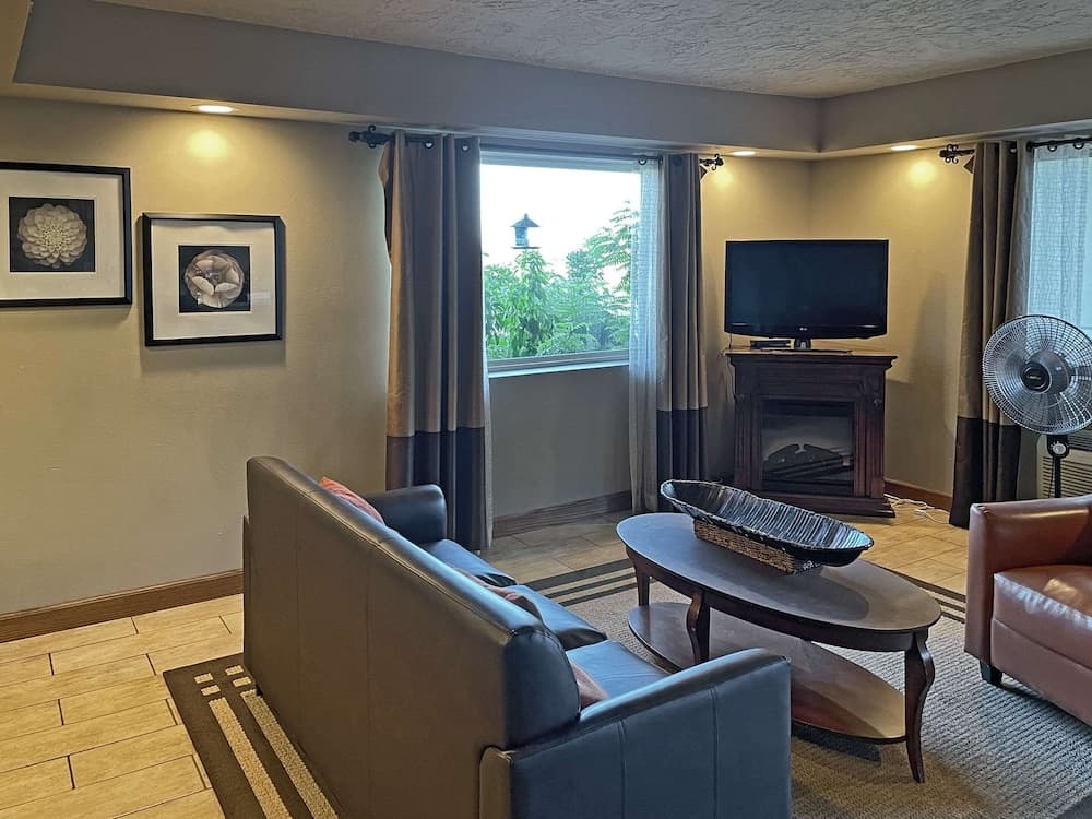 Quality Inn Clinton North interior in Clinton, AR — gallery photo 2