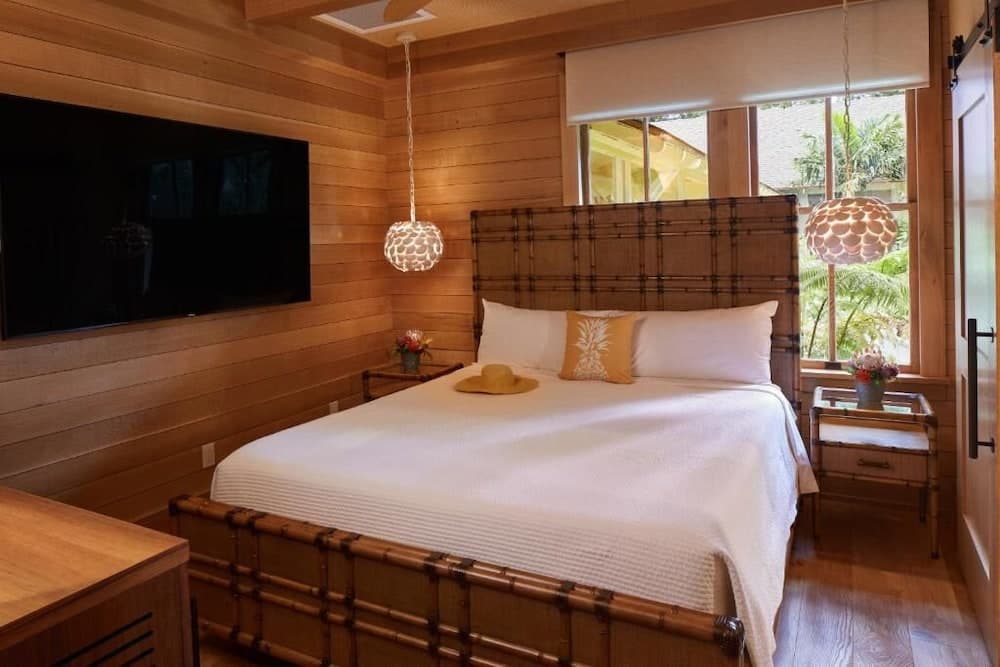 Hotel Lanai interior in Lanai City, HI — gallery photo 2