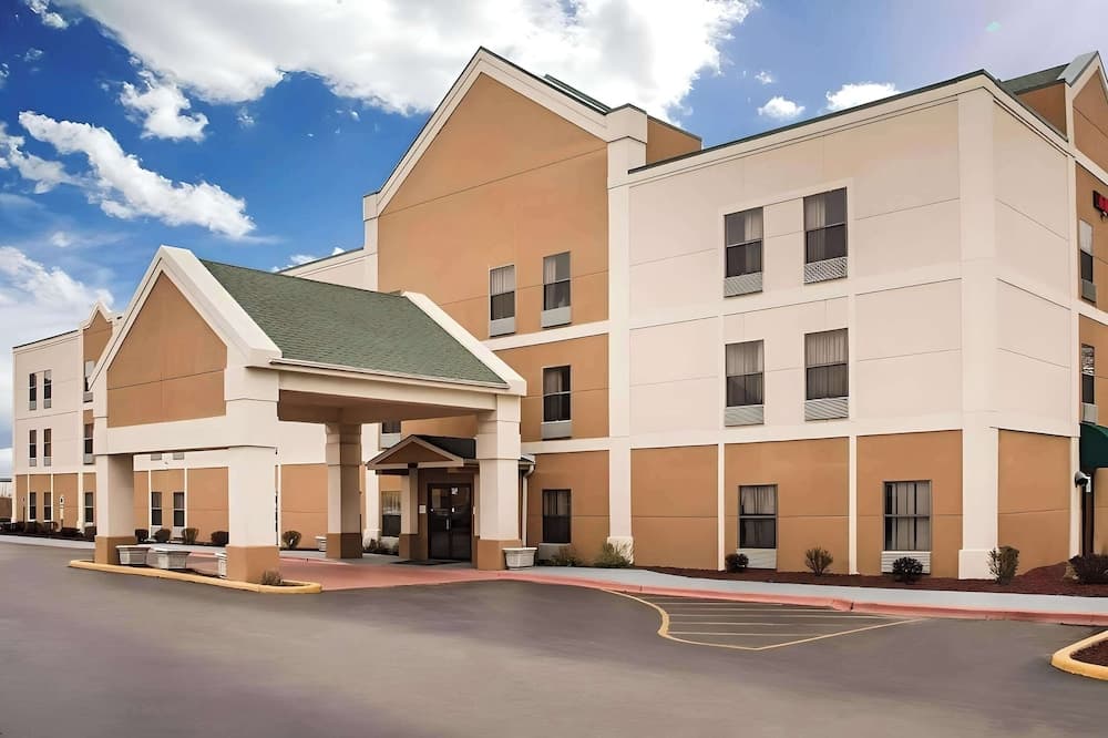 Halsted Inn and Suites Harvey - Chicago Southland — hotel in Harvey, Illinois