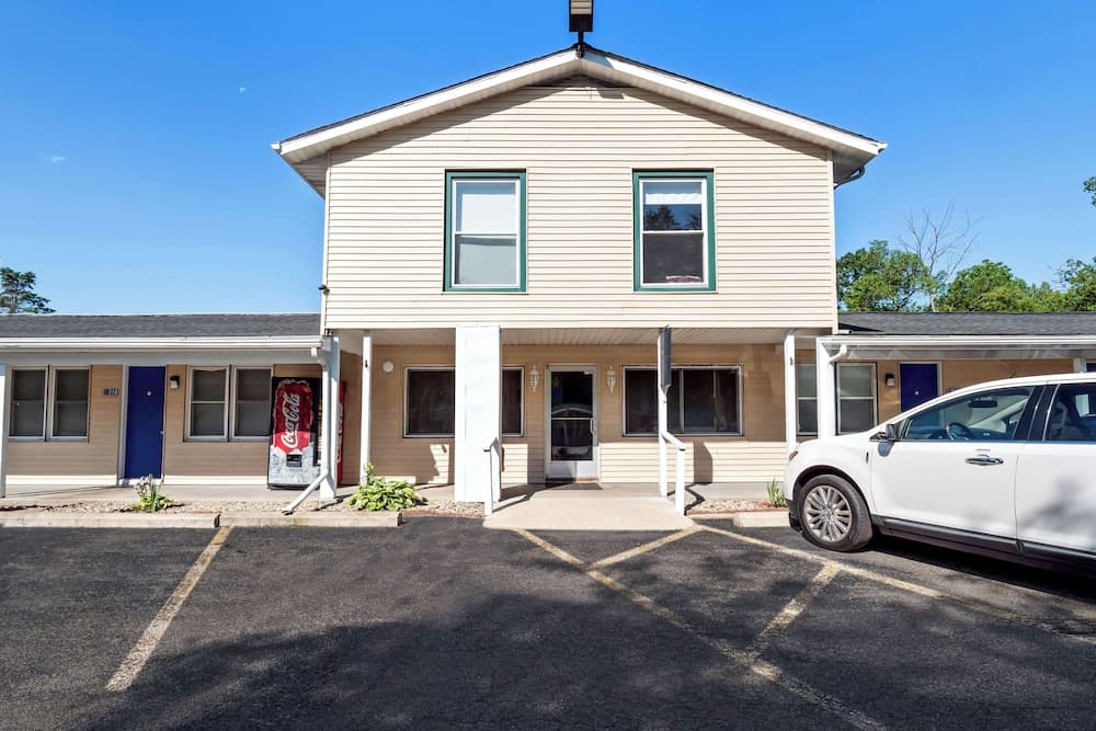 Americas Best Value Inn Jonesville Hillsdale featured exterior or lobby in Jonesville, MI — similar hotel