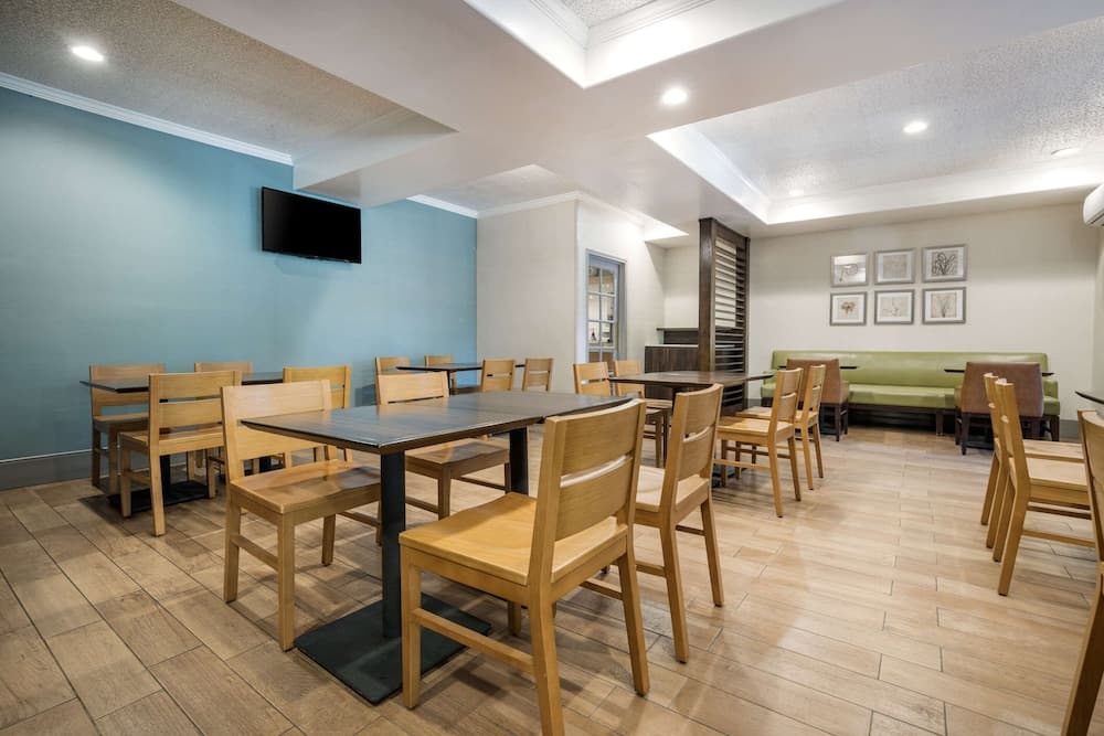 MainStay Suites John Wayne Airport by Choice Hotels gallery photo in Santa Ana, CA — image 16