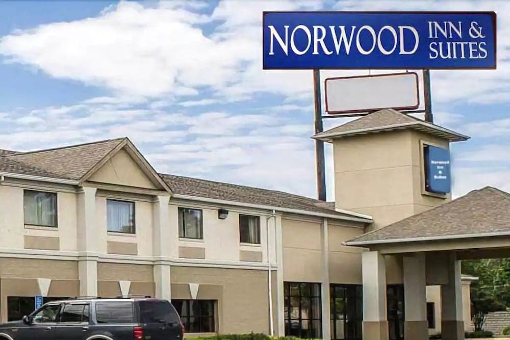 Howard Johnson by Wyndham Columbus State Fairgrounds I-71 featured exterior or lobby in Columbus, OH — similar hotel