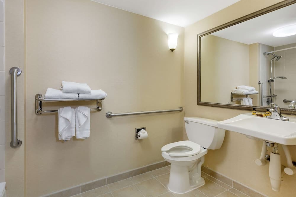 Clarion Inn North Haven - New Haven North gallery photo in North Haven — image 26