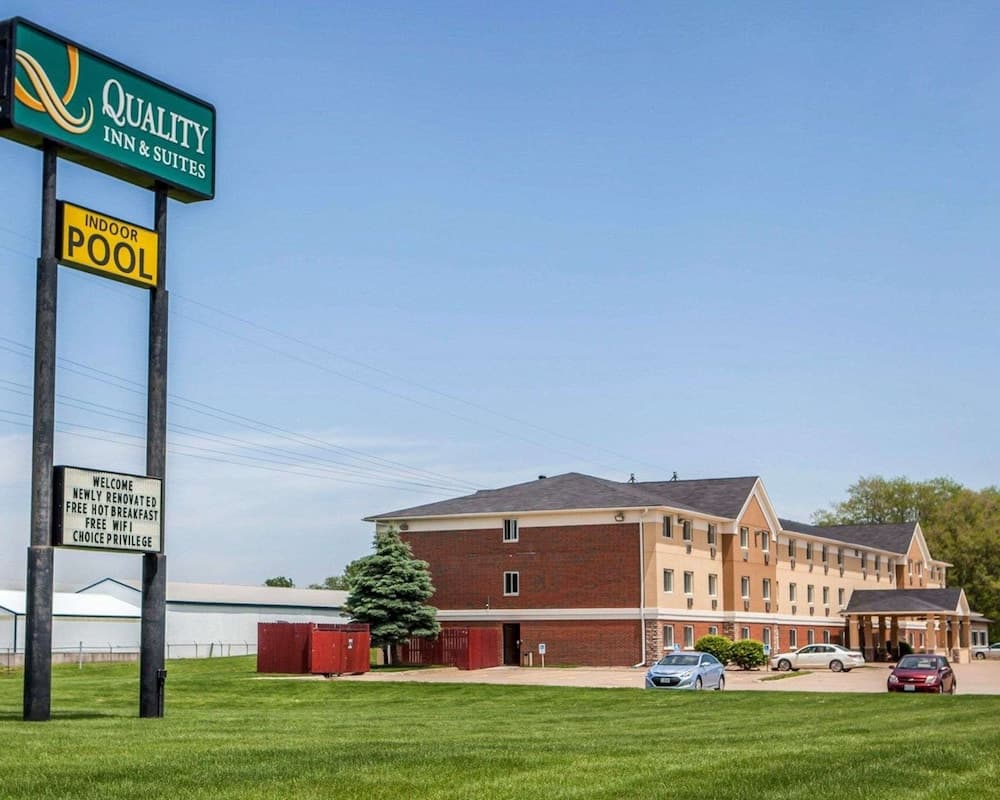 Quality Inn & Suites Davenport near I-80 — hotel in Davenport, Iowa