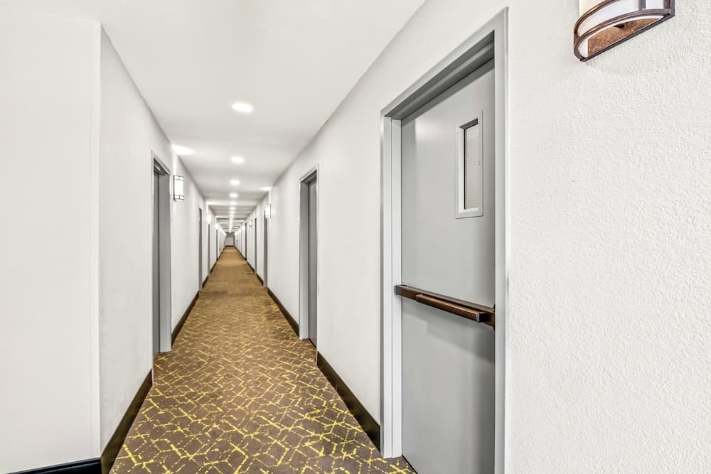 Red Roof Inn Southfield interior in Southfield, MI — gallery photo 2