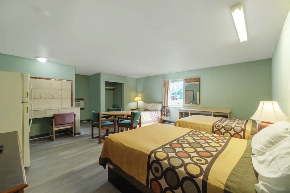 Capital O Parker Motel Clute Jackson Tx 332 interior in Clute, TX — gallery photo 2
