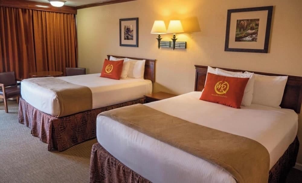 Westgate wild Bear Inn interior in Pigeon Forge, TN — gallery photo 2