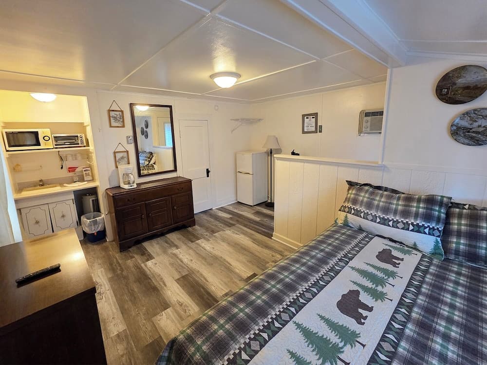 Adirondack Sunrise Motel and Cabins property views in Lake George — gallery photo 3