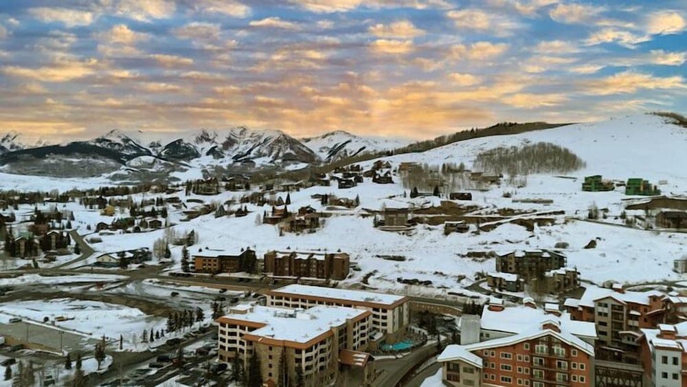 The Grand Lodge by Traverse Hospitality (No Resort Fees) interior in Crested Butte, CO — gallery photo 2