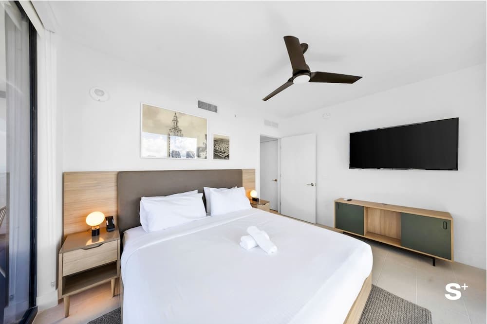 City Luxe Retreat Modern 2-BR property views in Miami, FL — gallery photo 3
