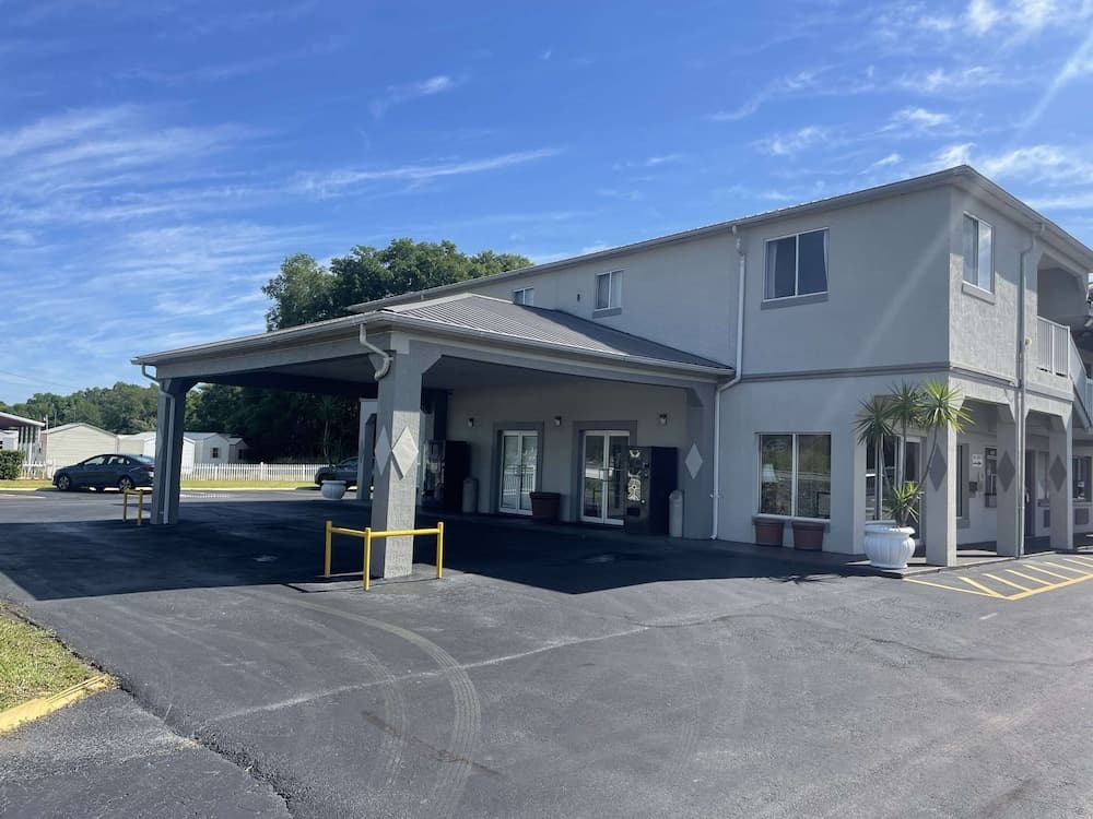 Rodeway Inn Lake Wales - Winter Haven featured exterior or lobby in Lake Wales, FL — similar hotel