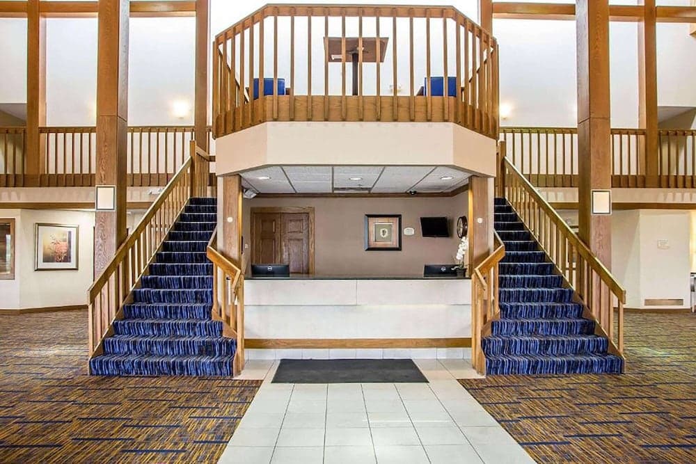 Howard Johnson by Wyndham Merrillville interior in Merrillville, IN — gallery photo 2