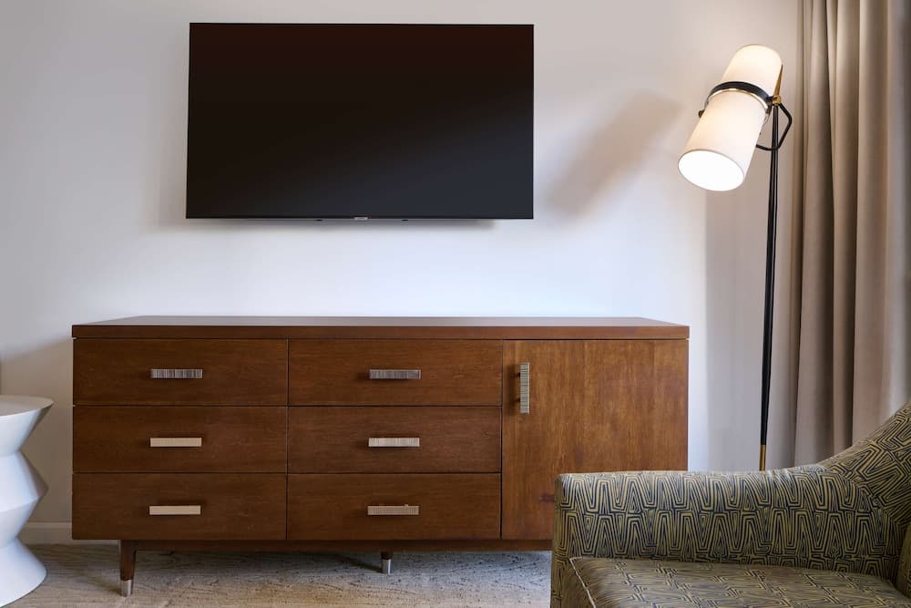 Ilikai Hotel & Luxury Suites interior in Honolulu, HI — gallery photo 2