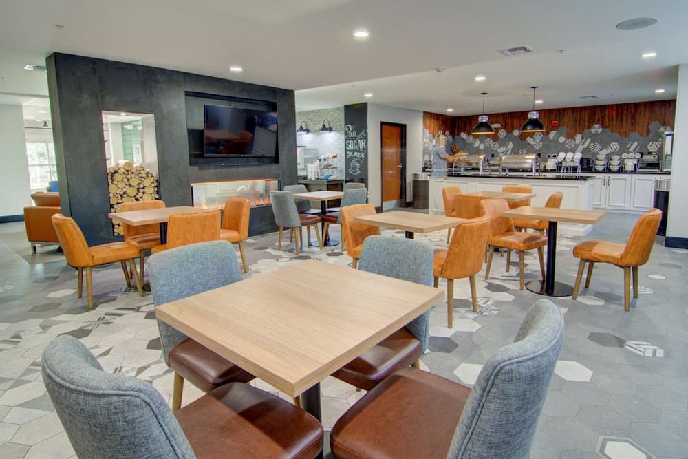Comfort Suites Airport gallery photo in Newport News, VA — image 45