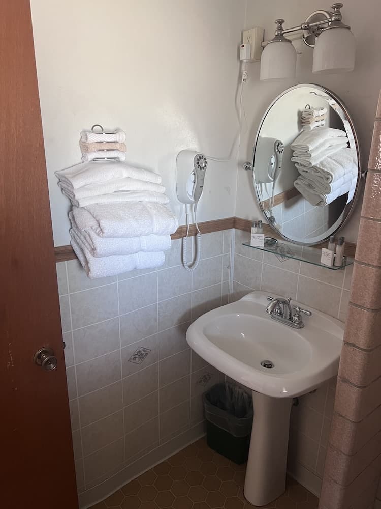 Hampton Motel property views in Hampton, IA — gallery photo 3