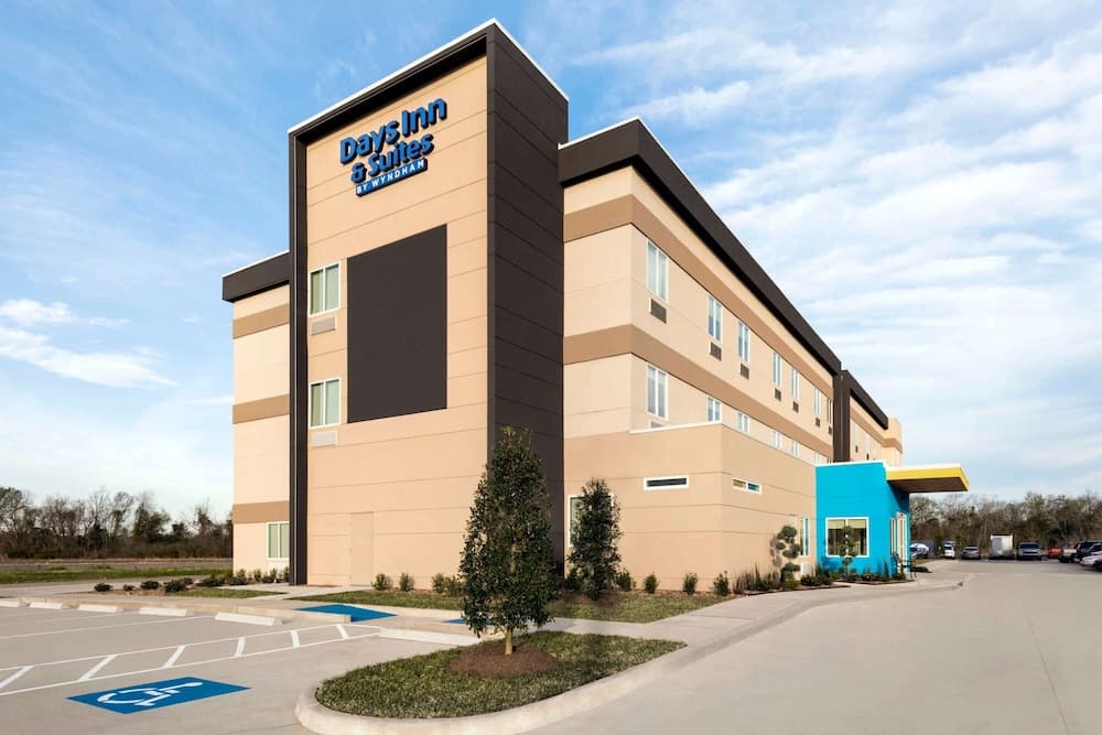 Days Inn & Suites by Wyndham Beaumont West / I-10 & Walden — hotel in Beaumont, Texas