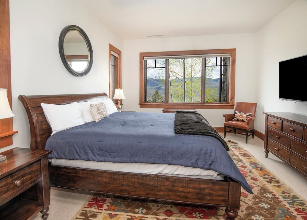 Hummingbird by Elevation Accommodations interior in Avon, CO — gallery photo 2