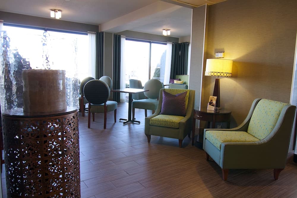 Hampton Inn Winchester-University/Mall Area interior in Winchester, VA — gallery photo 2