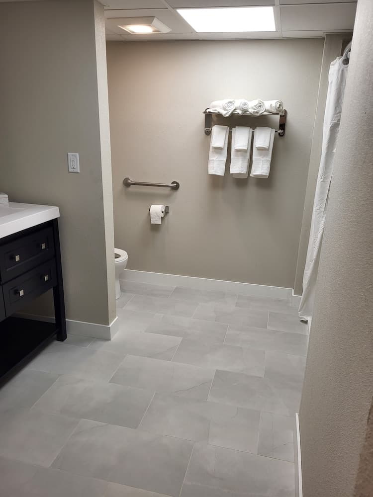Red Fox Inn and Suites interior in Waverly, IA — gallery photo 2