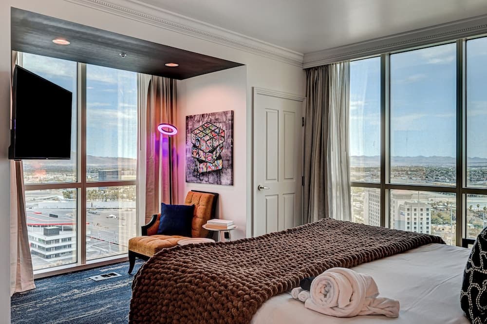 Suite Hub LV at Signature Sphere View property views in Las Vegas, NV — gallery photo 3