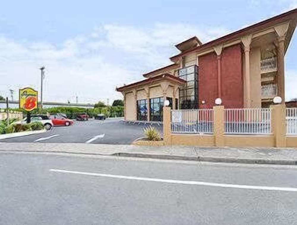 Super 8 by Wyndham Vallejo/Napa Valley interior in Vallejo, CA — gallery photo 2