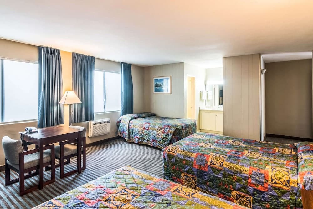 Rodeway Inn Regalodge interior in Glendale, CA — gallery photo 2