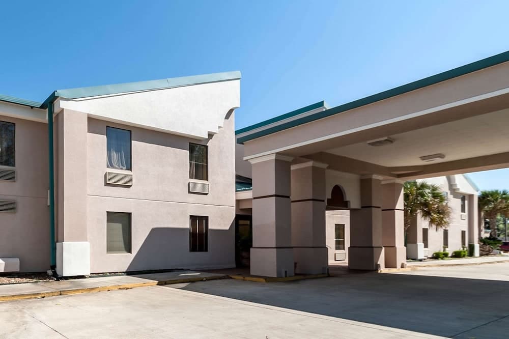 Quality Inn & Suites Lafayette featured exterior or lobby in Lafayette, LA — similar hotel