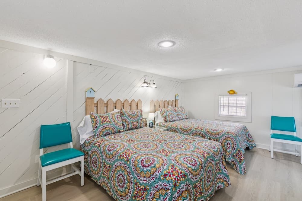 Dave's Last Resort - Poolside Cabin 4 1 Bedroom Hotel Room interior in Monticello, IN — gallery photo 2