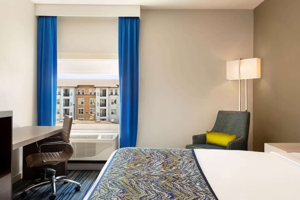 La Quinta Inn & Suites by Wyndham Orlando - IDrive Theme Parks interior in Orlando, FL — gallery photo 2