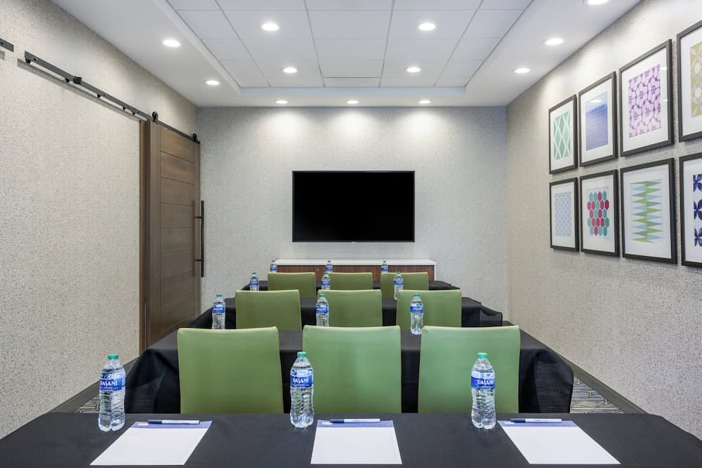 Holiday Inn Express & Suites Phoenix East - Gilbert by IHG gallery photo in Gilbert, AZ — image 49