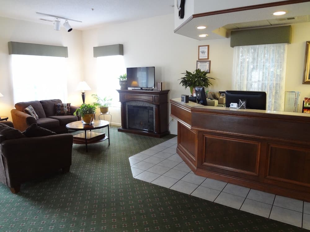 Voyager Inn interior in St Ignace, MI — gallery photo 2